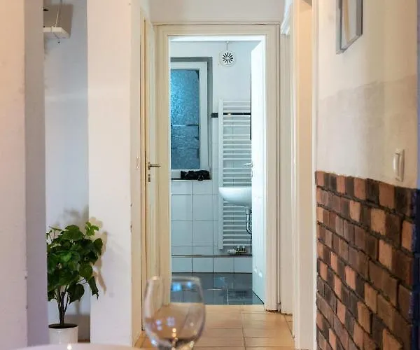 Apartment Spacious In Urban Location *